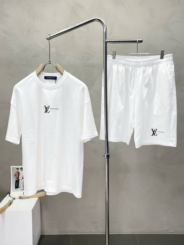 套。 Louis Vuitton路易威登独家专供新款专柜同款春夏套装，高级感满满！细节精致高档，做工无可挑剔！进口面料 立体精致细腻。原版高端双面平纹针织面料很