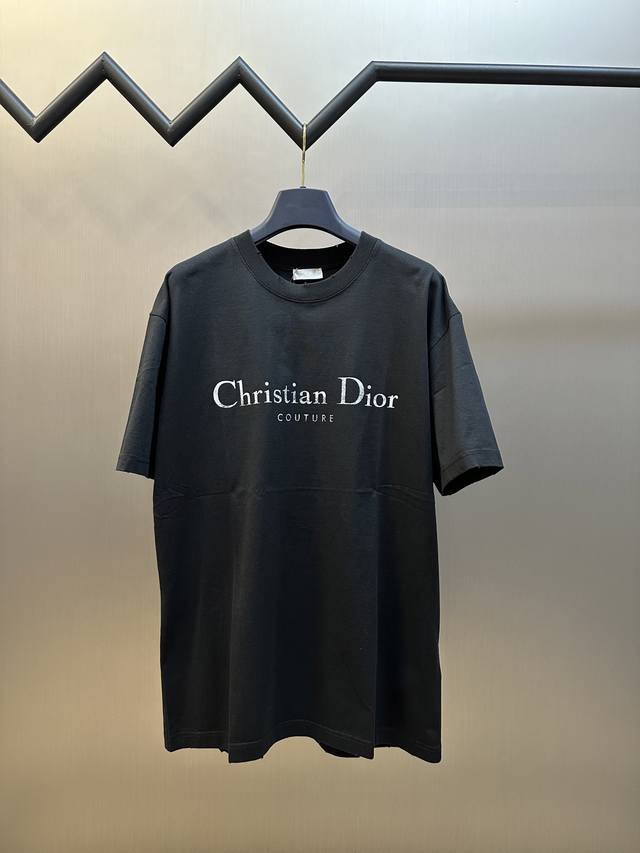 Dior 烂点印花字母 短袖 这款Christian Dior Couture 短袖是25秋季男装系列新品，为衣橱的经典单品增添时尚气质。采用仿旧效果棉质平纹针