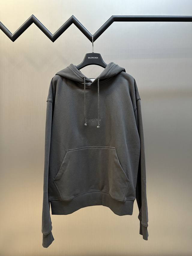 Saintlaurent 刺绣连帽衫 定制定染棉阳离子铂尔精纺绒X以高级深灰色为主基调，同色系的Saint Laurent刺绣悄然浮现于胸前，剪裁简洁大方。 采