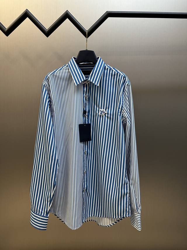 Lv 贴饰条纹衬衫 定制平纹压纹面料，75D衬布，布匹压花，布匹直喷 Sze：S M L Xl