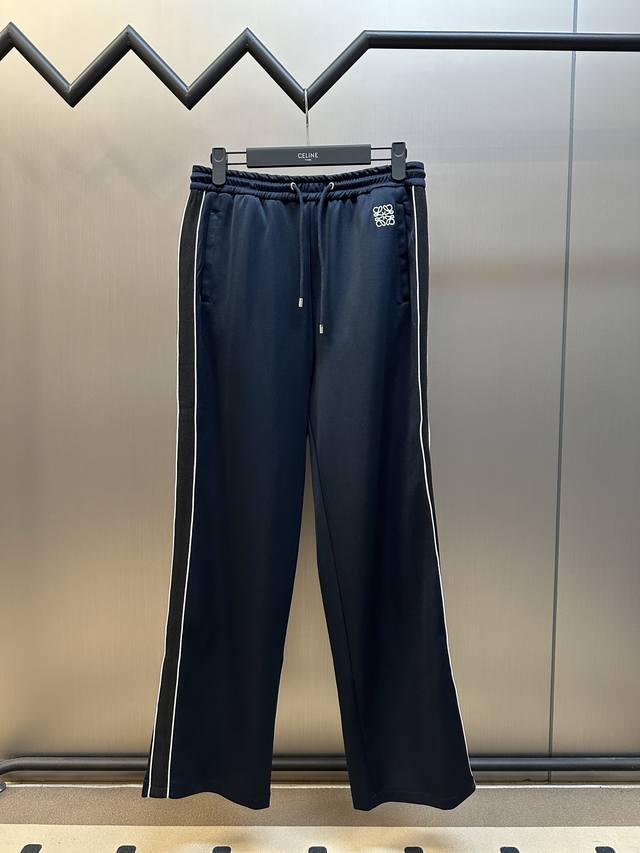 罗意威 撞色织带休闲长裤 采用科技平纹针织面料，饰有对对比色条纹和对比色Anagram刺绣。面料由聚酯纤维的运动材质组成。聚酯纤维纺前采用进口环保材质染料定染加