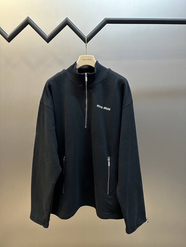 Miumiu 半拉链高领卫衣 纯棉质鱼鳞底面料，面料采用16S单纱+7S单股，470G；搭配21S 2*2拉架罗纹；380G。面层用10S单纱保证表面质感，底层