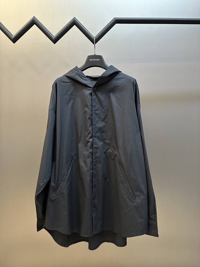 巴黎世家 裁剪款连帽衬衣 巴黎剪裁款埋夹缝合工艺，贝壳扣原版开模，袖子进口百灵达刺绣，电脑机剪裁保证下摆弧度 Size：Xs S M