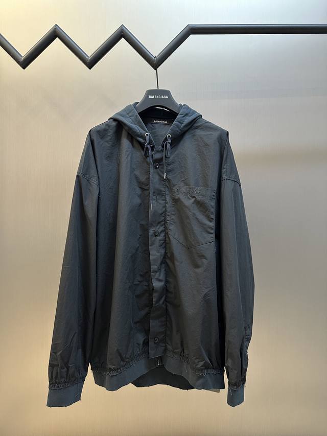 巴黎世家 连帽拼接外套 240G全棉府绸拼接卫衣毛圈棉。上身挺括有型 ，拉链扣子开模定做。版型做工一刀未改，袖口和下摆多次洗水后还原了原版流苏效果 Size：X