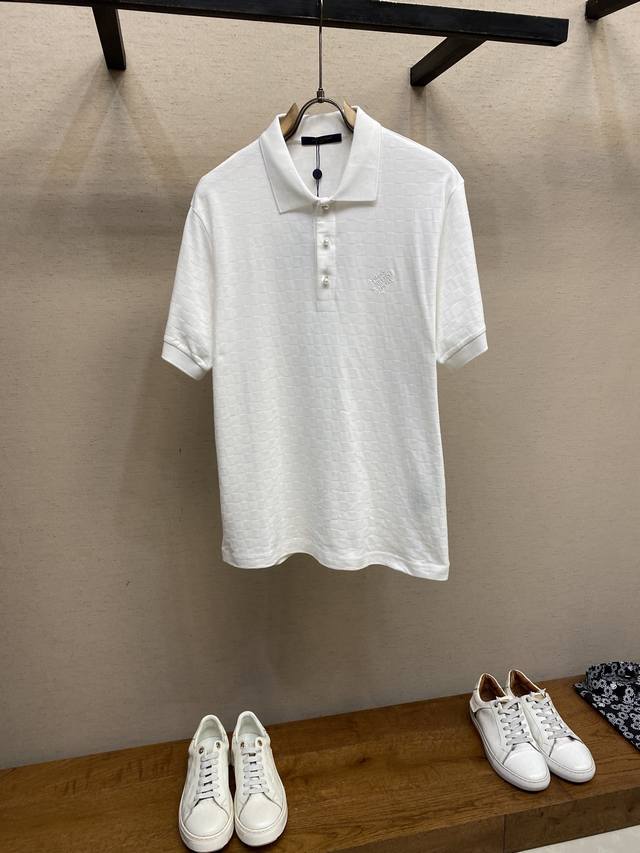 LV 路易家 2025Fw早秋系列Damier棋盘格子翻领polo衫 本款翻领polo衫为珠地棉含蓄融入全幅 Damier 提花织纹，以刺绣 Marque 1.