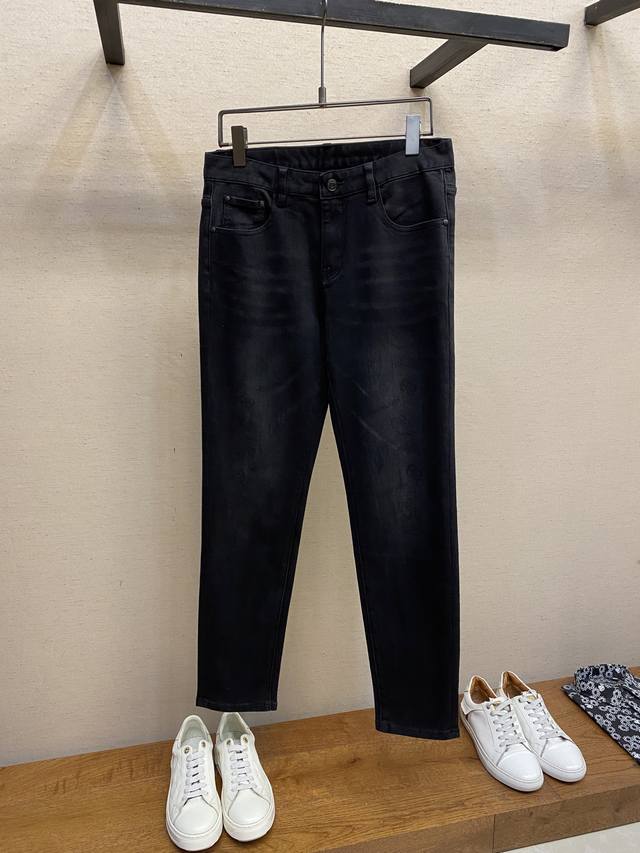 Balenciaga、2025Ss好穿不挑身材在搭配上没有太多的限制 随意简洁的衬托其他单品，来展现自己的风格姿态～ 对于它的实穿性不得不竖起一个大拇指了，版型