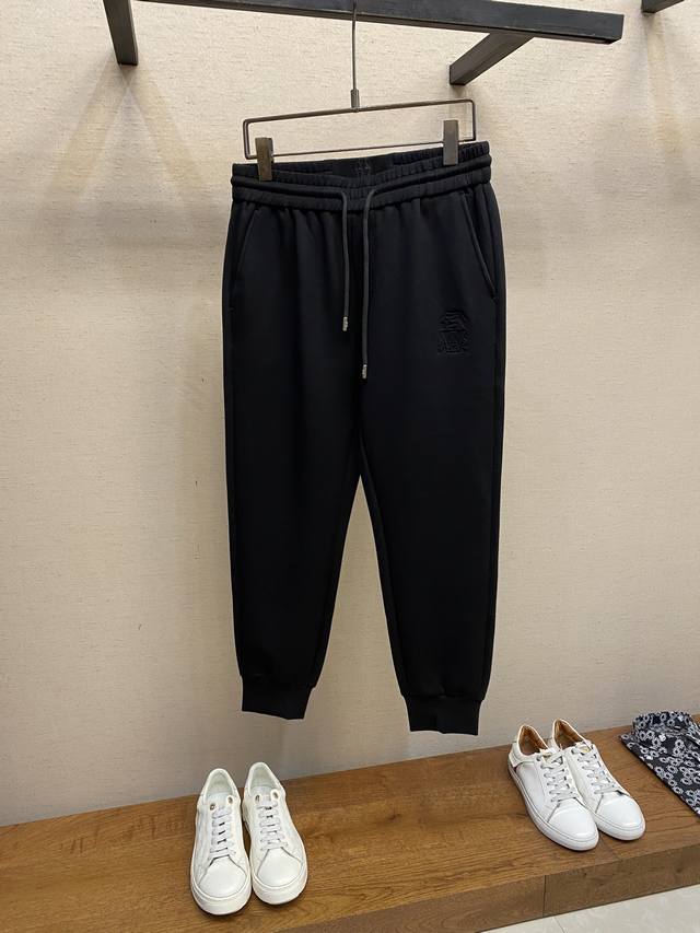 Bc，男士休闲裤 最新款上身版型无敌正！ 绝对可以闭眼收的一款 此款裤子非常百搭，弹力腰围,日常上班 户外运动都可以穿着，是时尚休闲与户外运动的完美结合，所以无