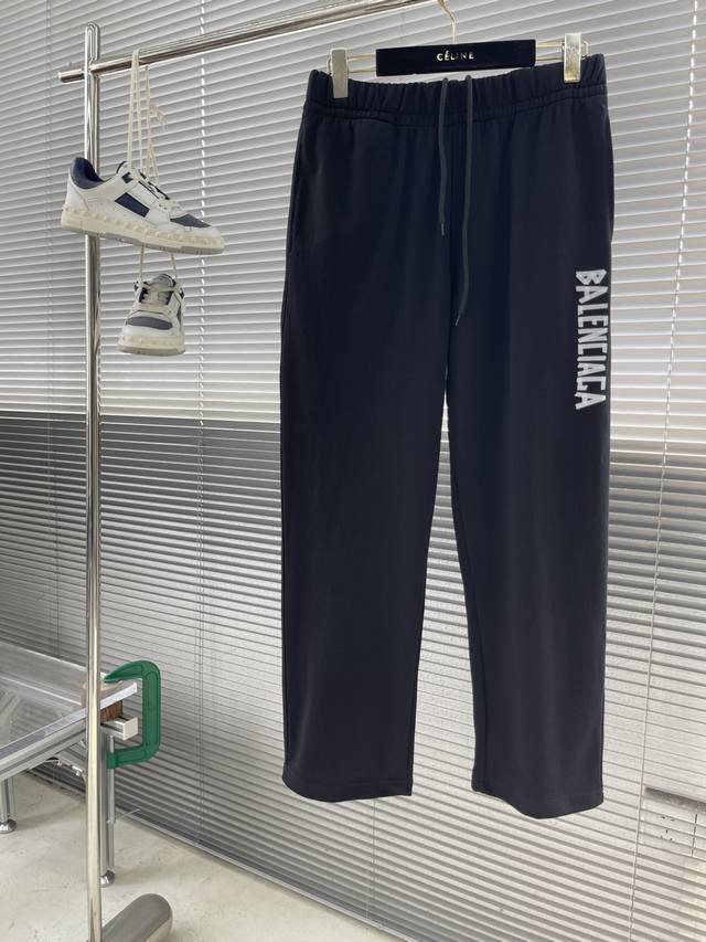 Balenciag 印花Logo松紧腰抽绳中性款卫裤 针织纯棉运动裤 重磅大圈棉柔软透气，棉质十分柔软 柔和 柔韧度非常强！质感纹路纹理十分强烈！上身舒适！ 潮