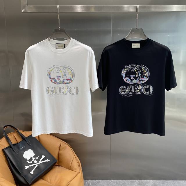 古家 Gucci 短袖 Tl炫彩高级彩色泼墨双 G 印花自带艺术感，版型是微宽松设计，M-3Xl 隔天