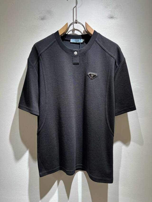 prad*A普*达2025春夏新款短袖T恤，最新款全网独家首上！！~既经典有时尚百搭，谁不爱啊，将经典再次展现，非常的耐看，自带低奢光环与辨识度！pr*Da传统
