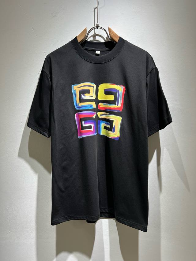 Giv*Chy 纪*希2025春夏新款男女同款短袖T恤，主创时尚注入了全新时尚能量。通过探索各种题材和性感魅力，极具辨识度，引领全新街头时尚潮流。该款是G家独家