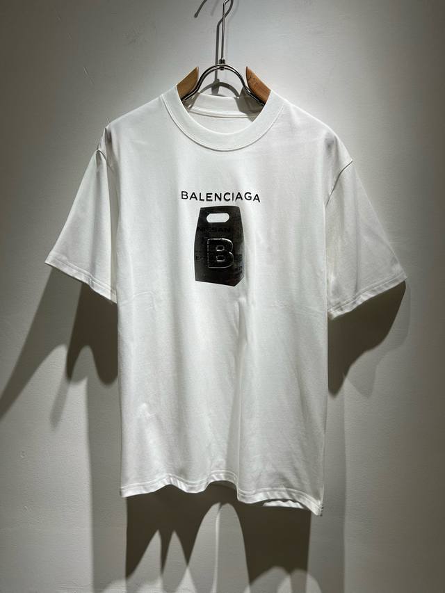 Balenci*Ga巴黎*家 2025春夏新款男女同款短袖T恤！走秀图案印花时尚休闲短袖T恤衫！设计Logo压胶设计！极具设计精选客供260G纯棉面料，手感柔软