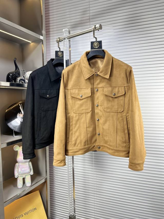 Tf* Ss25秋冬新款夹克外套。采用客供高密度精材质面料，软糯亲肤，抗皱立挺有型，品牌字母Logo，满满的时尚感；适合多种穿搭风格；一款不挑年纪的外套。3码数