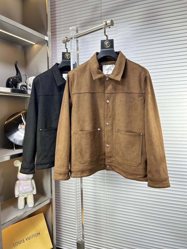 Dio*迪奥 Ss25秋冬新款夹克外套。采用客供高密度精材质面料，软糯亲肤，抗皱立挺有型，品牌字母Logo，满满的时尚感；适合多种穿搭风格；一款不挑年纪的外套。