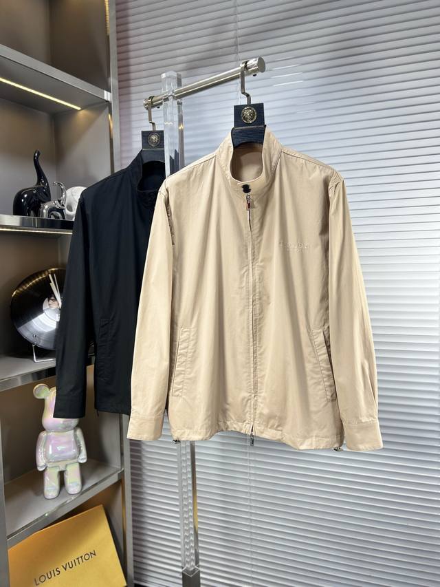 Dio*迪奥 Ss25秋冬薄款夹克外套。采用客供高密度精材质面料，软糯亲肤，抗皱立挺有型，品牌字母Logo，满满的时尚感；适合多种穿搭风格；一款不挑年纪的外套。