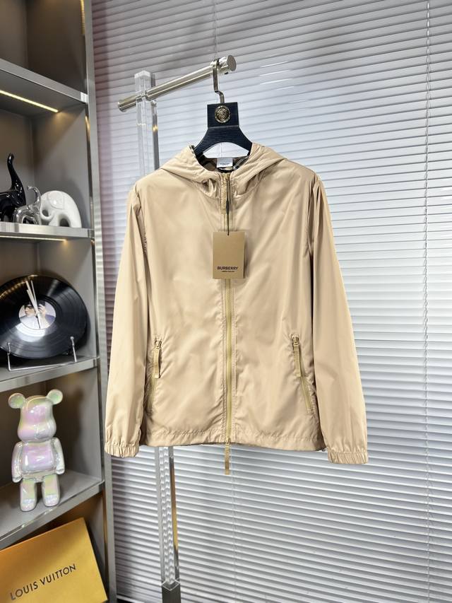 Bbr*巴宝莉 Ss25秋冬薄款夹克外套。采用客供高密度精材质面料，软糯亲肤，抗皱立挺有型，品牌字母Logo，满满的时尚感；适合多种穿搭风格；一款不挑年纪的外套