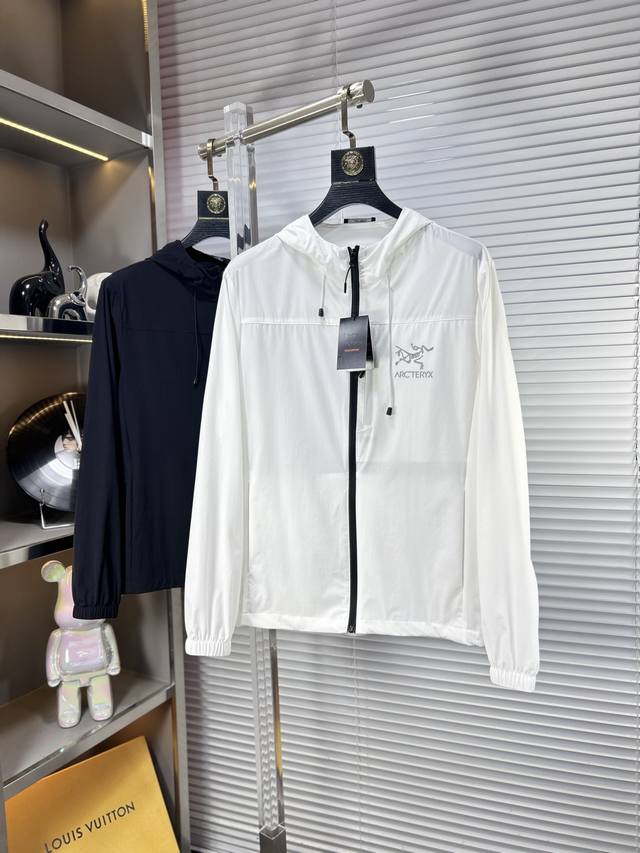 Arc*始祖鸟 Ss25夏季新品 休闲防晒服外套，夏日外出旅游必备！非常轻薄，夏天穿丝毫不会觉得闷热，超强细节，超强做工，原版开模，精品之作！上身效果超赞！速速