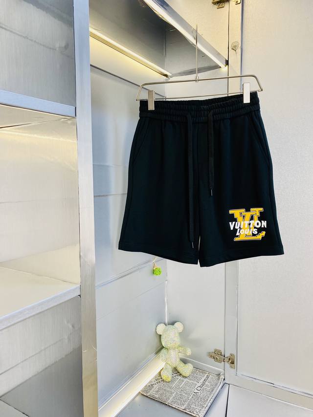 情侣款胖子福音 220斤可穿 路易威登Lv 重磅推荐！2025春夏必备专柜系列最新款短裤沙滩裤五分裤休闲裤高端订制原版五金 上身效果超正，腿部线条完全得到彰显，
