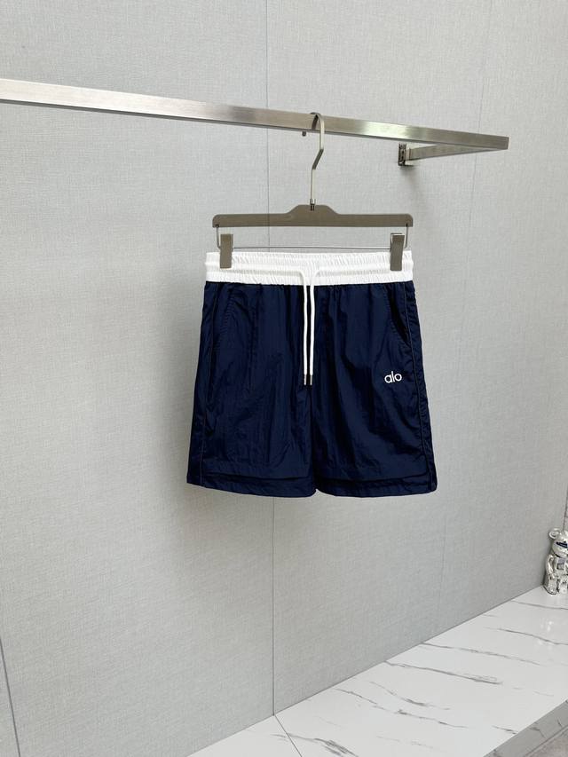 Alo 2025春夏新款男士休闲短裤，高端品质之选 一款休闲裤兼备的百搭裤装，也是男士衣橱里不可缺少的搭配神器，属于实穿型的经典款式！整条休闲裤的设计风格简洁时