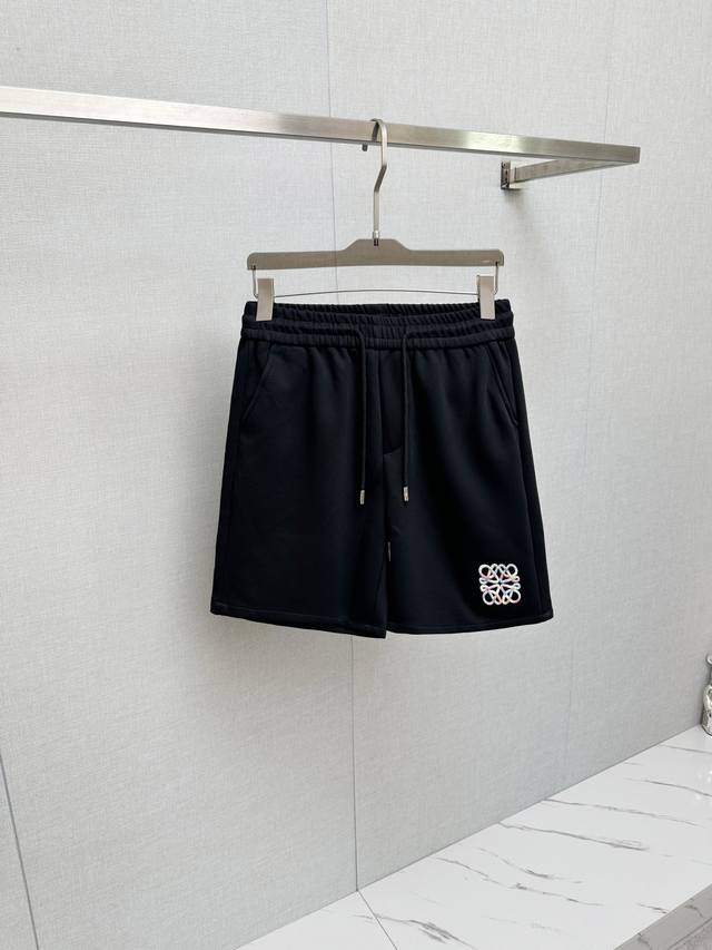 Lo Ewe 2025春夏新款男士休闲短裤，高端品质之选 一款休闲裤兼备的百搭裤装，也是男士衣橱里不可缺少的搭配神器，属于实穿型的经典款式！整条休闲裤的设计风格