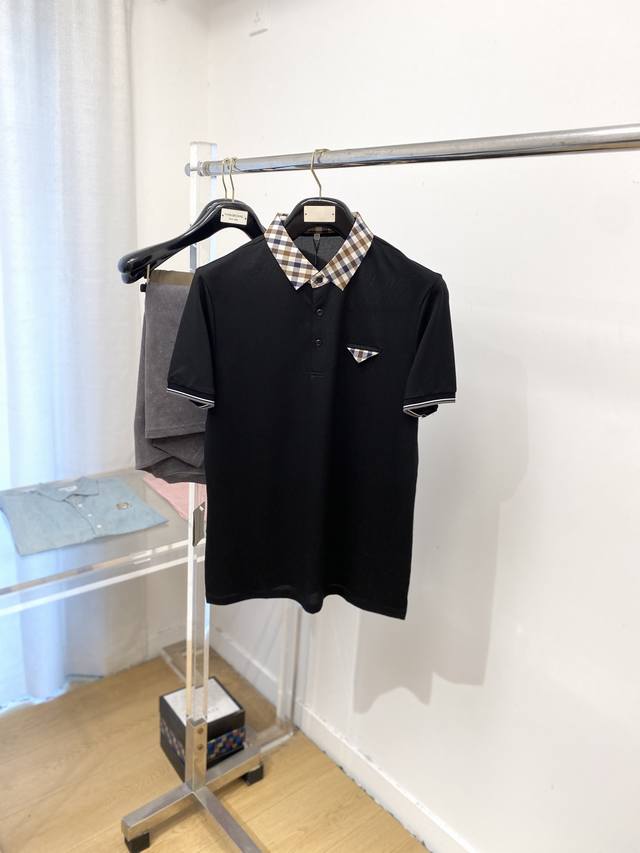 巴宝莉、2025最新款短袖T恤，帅气时尚，胸前精致刺绣织带图案Logo，简约百搭款。面料棉 不仅挺括，保持潮流的廓形，又穿着舒适，纱织更细腻，码数M-3Xl