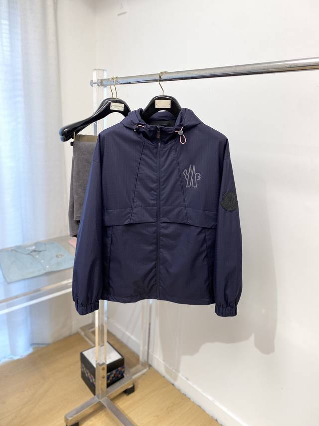 蒙口、2025新品夹克外套，时尚帅气，简约百搭款，胸前顶级印胶图案Logo，定制原版面料，不仅挺括，保持潮流的廓形，又穿着舒适，纱织更细腻，码数M-3Xl