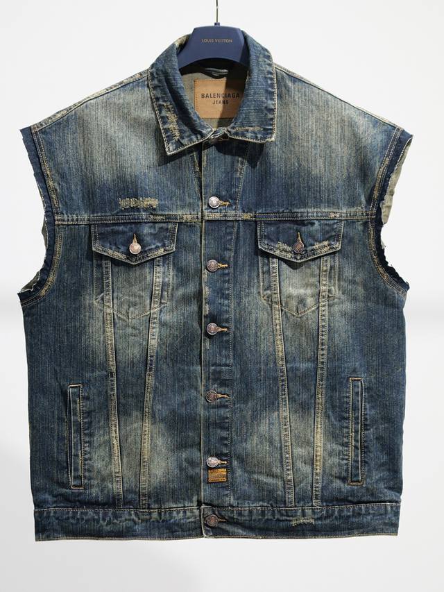 区别通货 ｜新款Ing 男装牛仔无袖飞行员夹克 胸前有2个纽扣口袋 2个斜插袋 Balenciaga雕刻弹性纽扣 ：洗水蓝 ： X④码