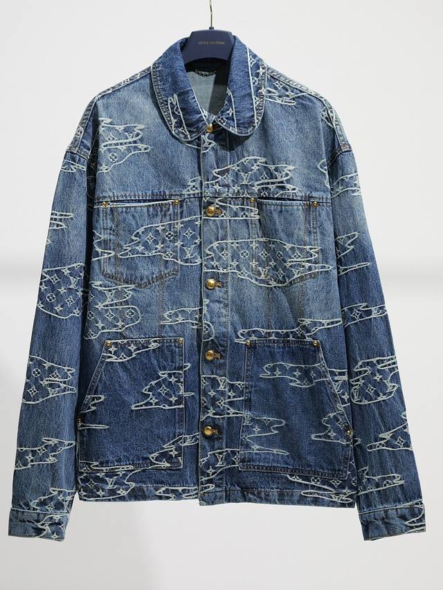 区别通货 新款速递 这款由轻质水洗牛仔布制成的图形工作服夹克是pharrell和Nigo在2025年秋冬合作中的完美单品。 它装饰着拼布效果的Monogram