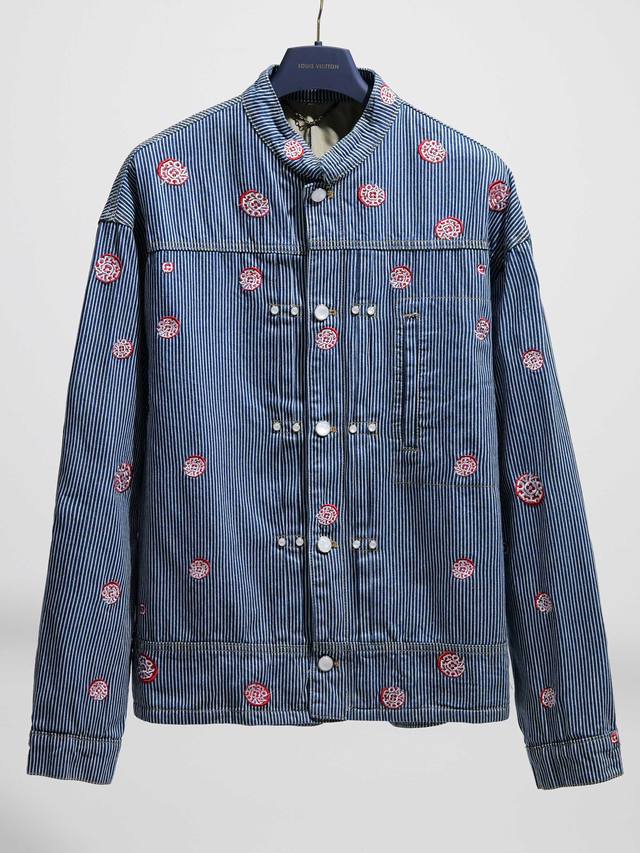 区别通货 新款速递 王嘉尔亮相巴黎 Louis Vuitton 2026 春夏男装秀，在秀场时他上身的Lv 25秋冬男装系列，是创意总监pharrell Wil