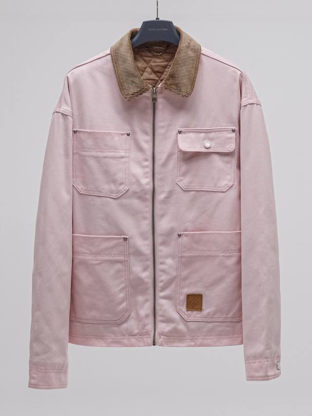 区别通货 新款速递 这款拉链工装夹克出自 pharrell 和 Nigo 的 2025 秋冬合作系列。它以樱花粉色系为主调，令人联想起 Nigo 的日本传统，并