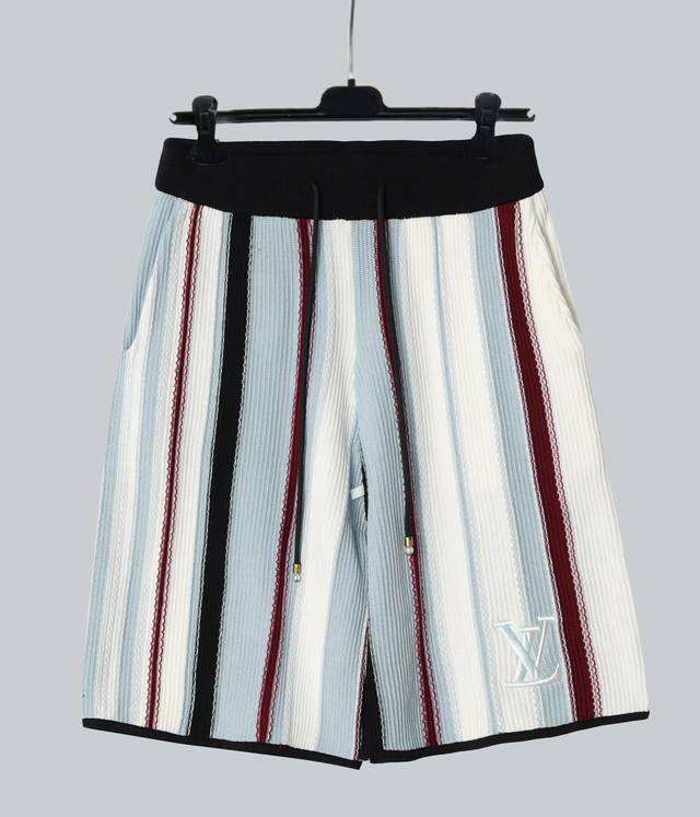 1套不拆 区别通货 新款速递 这款色彩缤纷的短裤以有机棉制成的垂直钩编条纹脱颖而出。左腿饰有缎面刺绣的 Lv 标志，抽绳纽扣上则点缀着珍珠装饰。这款短裤采用宽松