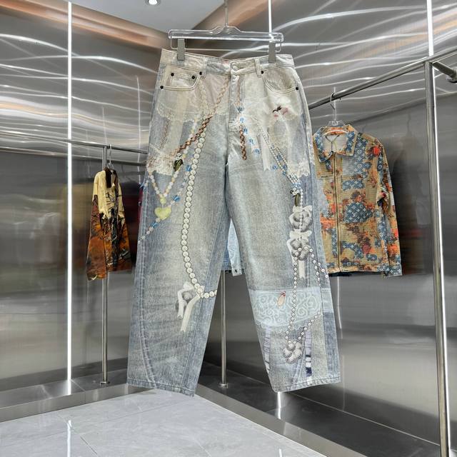 Acne Studios 水洗糖果链条3D印花直筒牛仔裤 不同水洗质感的款式，对腿细腿粗人士十分友好，直筒修身的版型十分修饰腿型 永不过时的适中长度，搭配起来轻