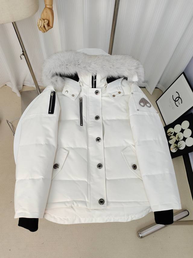 款号：Y118 05女款加拿大银剪刀Moose Knuckles一直是被公认为最保暖的羽绒服，各种各路Ins红人、网红、明星也时长穿他街拍。却依旧无法摆脱对剪刀