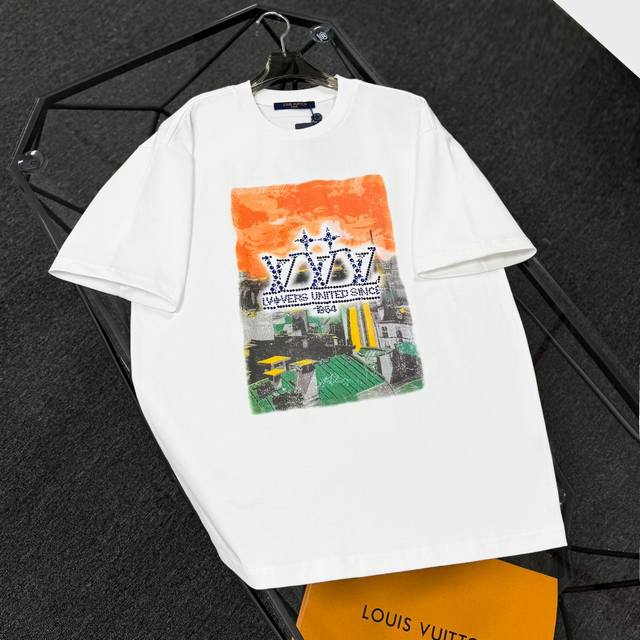 Louis Vuitton路易威登 25款高版本 面料采用300克高密度纯棉 不变形 不缩水 三标齐全 男女同款 工艺： 数码印花.对版烫钻 颜色：白色 黑色