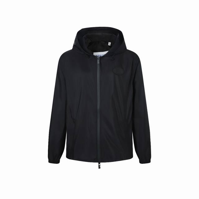 Burberry骑士印章夹克衫 面料和里料选择：选用100%聚酰胺纤维打造的尼龙面料。其分子链结构赋予它极强的抵抗摩擦和磨损的能力。同时具有很高的断裂强度和结节
