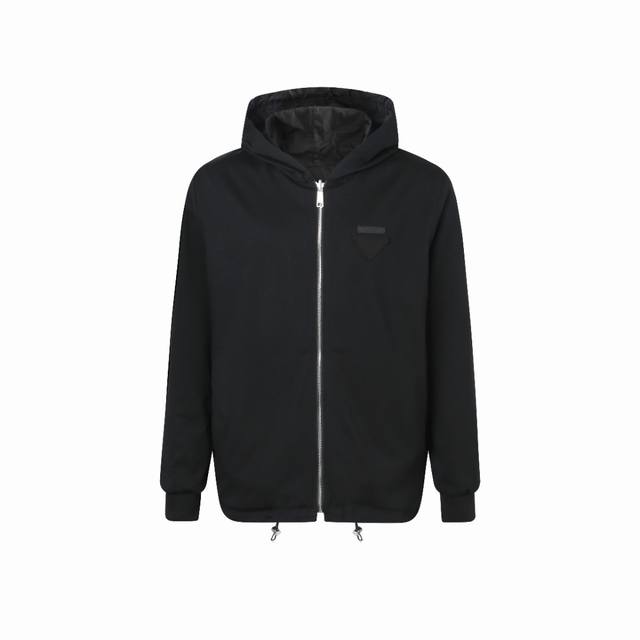 prada饰织物三角标双面穿夹克 正面面料选择： 选用品牌标志性的再生尼龙面料，与传统尼龙性能相当，具备高强度，抗撕裂，耐磨损等特性。其质地轻盈，同时又具备防水