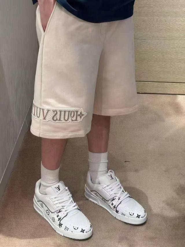 LV新款纯白色棉质宽松休闲短裤 五分裤 时尚与舒适兼具的白色短裤，是衣橱里不容错过的单品。它以100%纯棉材质打造，柔软亲肤，透气性极佳，为你带来自在惬意的穿着