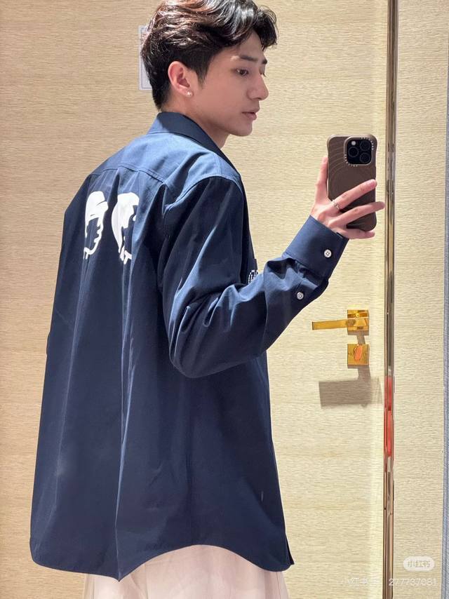 LV新品 人头印花长袖衬衫深邃的藏蓝色调，沉稳又不失时尚感，轻松适配各种场合。面料采用高支高密洗水棉布，预先烧毛缩水处理，手感舒适上身亲肤。领口线条利落，展现精