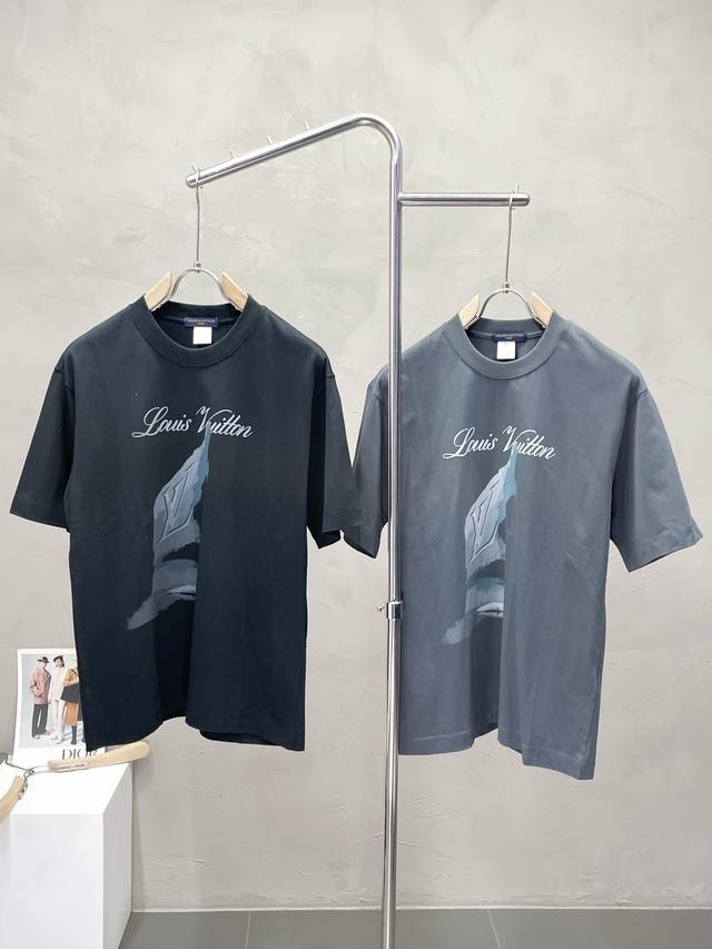 Louis Vuitton路易威登独家专供新款原单男士休闲短袖 高端定制 高版本 时尚百搭爆款进口面料 手感超柔软细腻 穿着亲肤舒适 高端精品 代工厂p精细做工