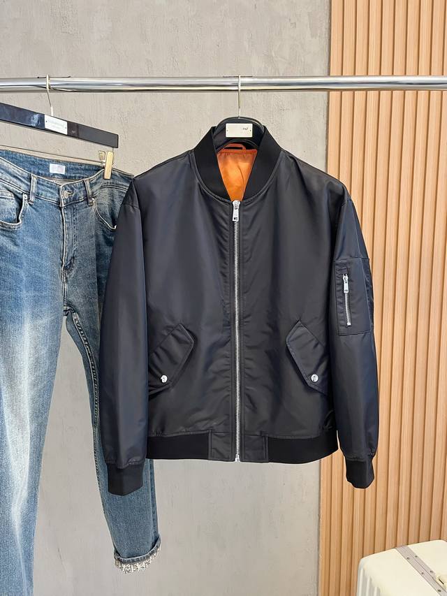 普拉达 2025早春新款爆款专柜新款休闲时尚夹克 超前卫设计风格 细腻舒适 穿着非常轻便不易起皱。多重重工艺 整体的设计颇具视觉感，上身休闲有型，有一定的挺括度