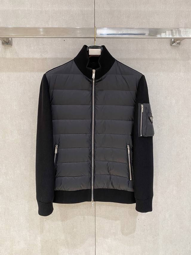 普拉达2025Ss秋冬新品prada针织拼接薄棉夹克外套 官网同步有售，原版五金三标齐全，原单狠货，原厂代工出品。专柜定制面料，细节无可挑剔，专业代购级体现高品