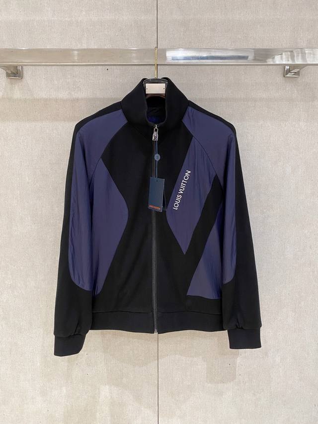 路易威登2025Ss秋冬新品Lv拼接夹克外套 官网同步有售，原版五金三标齐全，原单狠货，原厂代工出品。专柜定制面料，细节无可挑剔，专业代购级体现高品质。手感细腻
