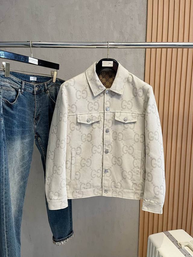 早秋新品 古驰 牛仔 2025早秋新款爆款专柜新款休闲时尚夹克 超前卫设计风格 细腻舒适 穿着非常轻便不易起皱。多重重工艺 整体的设计颇具视觉感，上身休闲有型，