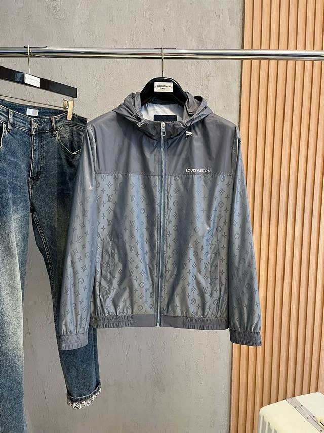 早秋新品 Lv 路易威登 2025早秋新款爆款专柜新款休闲时尚夹克 超前卫设计风格 细腻舒适 穿着非常轻便不易起皱。多重重工艺 整体的设计颇具视觉感，上身休闲有