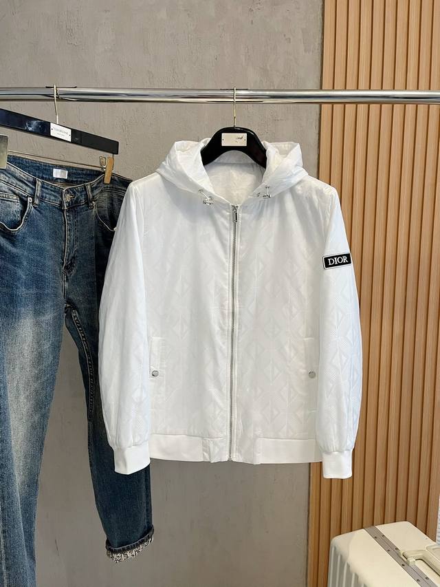 早秋新品 迪奥 加棉 2025早秋新款爆款专柜新款休闲时尚夹克 超前卫设计风格 细腻舒适 穿着非常轻便不易起皱。多重重工艺 整体的设计颇具视觉感，上身休闲有型，