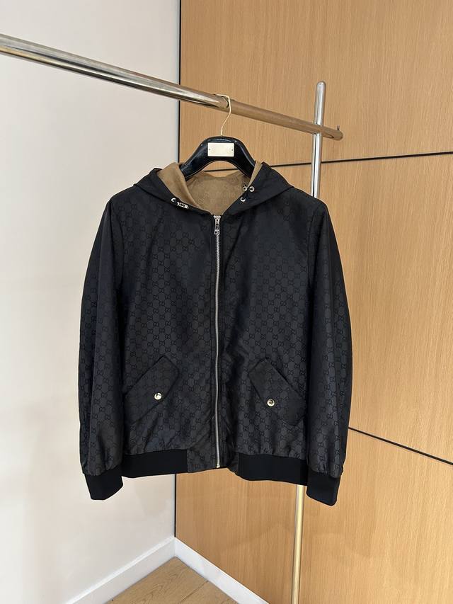 早秋新品 古驰 外套 2025早秋新款爆款专柜新款休闲时尚夹克 超前卫设计风格 细腻舒适 穿着非常轻便不易起皱。多重重工艺 整体的设计颇具视觉感，上身休闲有型，