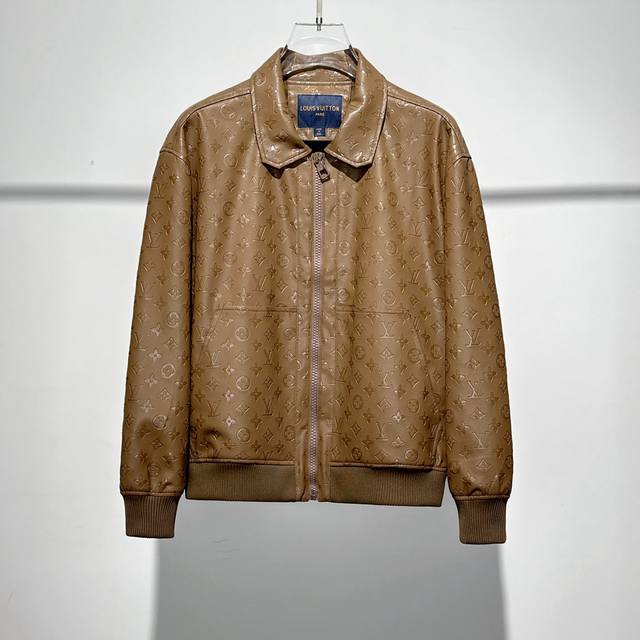 L家路易威登 25最新款老花pu夹克！特定原版面料，面料触感顺滑，却又挺括有型！上身质感十足，每一处细节都相当完美！高端定制五金刻字拉链头辅料！让简单的夹克外套