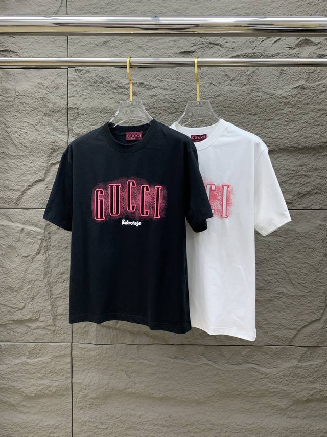 Ss古驰纯棉最新面料！经典标识图案Logo时尚简约潮流短袖，最顶级的品质专柜原单短袖，顶级制作工艺进口面料，专柜款独特设计，采用进口高端订制面料。官网在售！面料