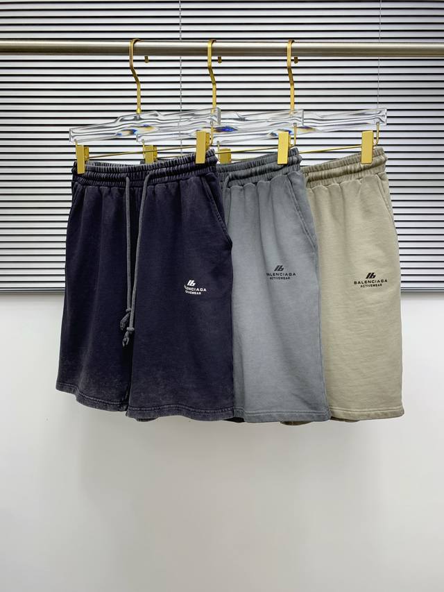 巴黎世家三标齐全 2025夏季新款男士休闲短裤，高级定制面料透气面料 透气弹力舒适度极高，细节无可挑剔，顶级辅料配备，原版Logo设计理念，手感细腻柔软！上身版