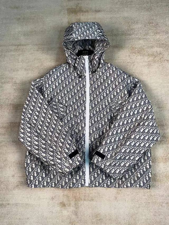 新款 Dior Oblique 老花连帽廓形冲锋衣！专柜常年断货王，原版34000购入定做面料制作！ 原版一摸一样的版型！这种版型没有原版是不可能做出来的！一摸